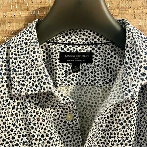 Banana Republic Men's White and Blue Floral Cotton Shirt